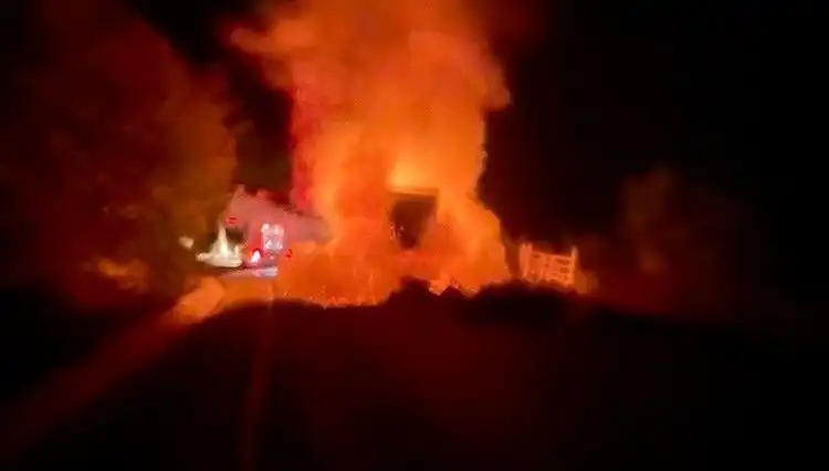 Seyir Halindeki Kamyonet Korkunç Bir Yangınla Yok Oldu!