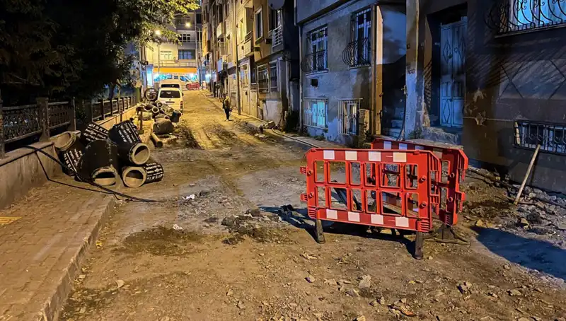 Bayrampaşa’da Altyapı Çalışmalarında Rögar Kapağı Patladı: Olay Anının Gözlemi