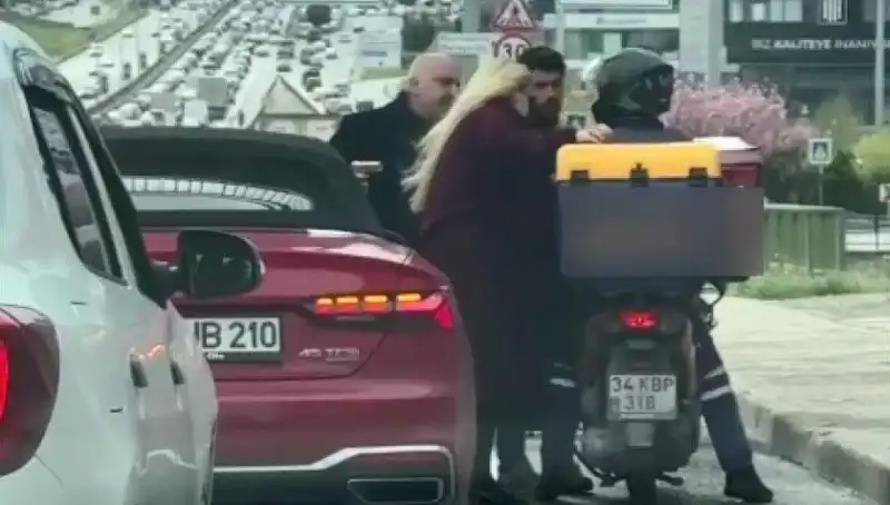 D-100'de Dehşet Anları: Motokuryeye Silah Çeken Adam Gözaltında
