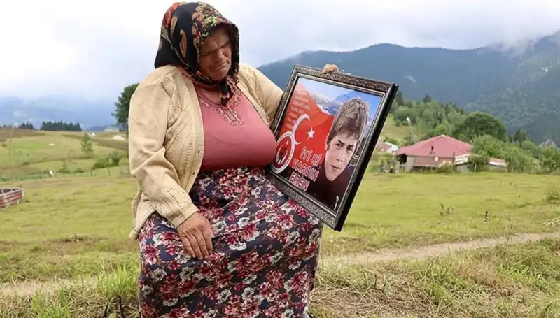 Eren Bülbül'ün Annesine DEM Parti'den Anlamlı Bayram Ziyareti