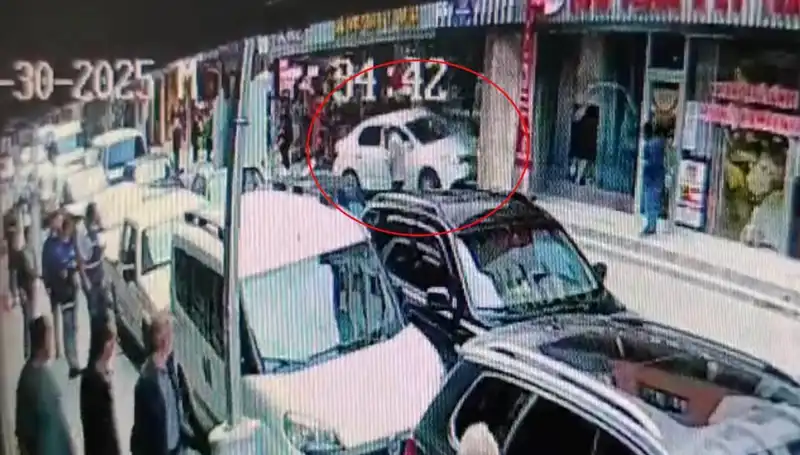 Alkollü Sürücünün Mağazaya Daldığı O Anlar, İki Çocuğun Hayatını Kurtardı
