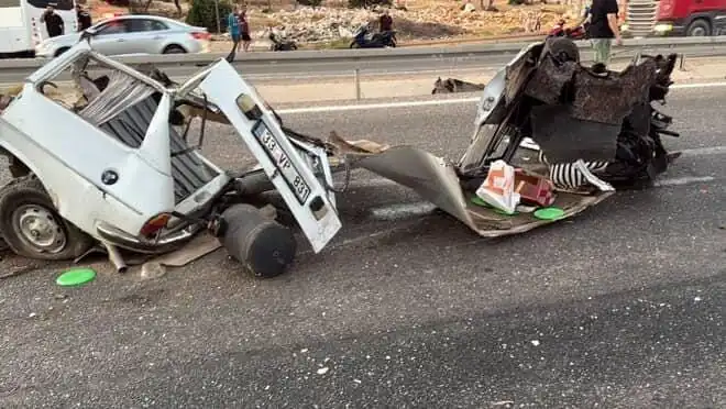 Bariyere Çarpan Araçta Korkunç Kaza: Bir Kişi Hayatını Kaybetti, Bir Kişi Yaralı