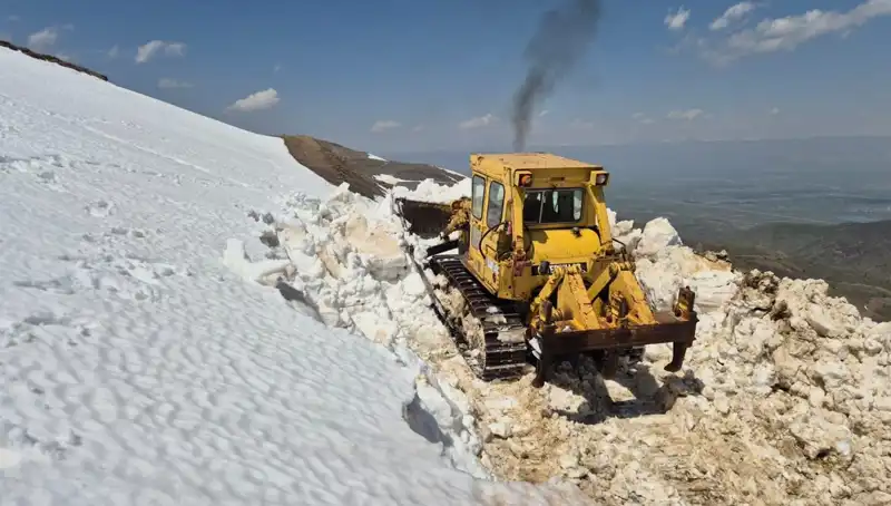 Nisan Ayında 2 Metrelik Karda Yol Açma Çalışmaları Başladı