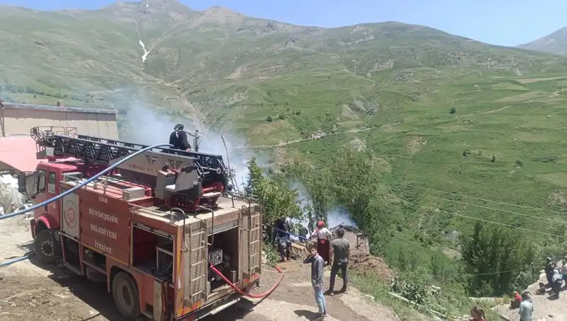 Van'da Trajik Olay: Yangında Bir Çocuk Hayatını Kaybetti