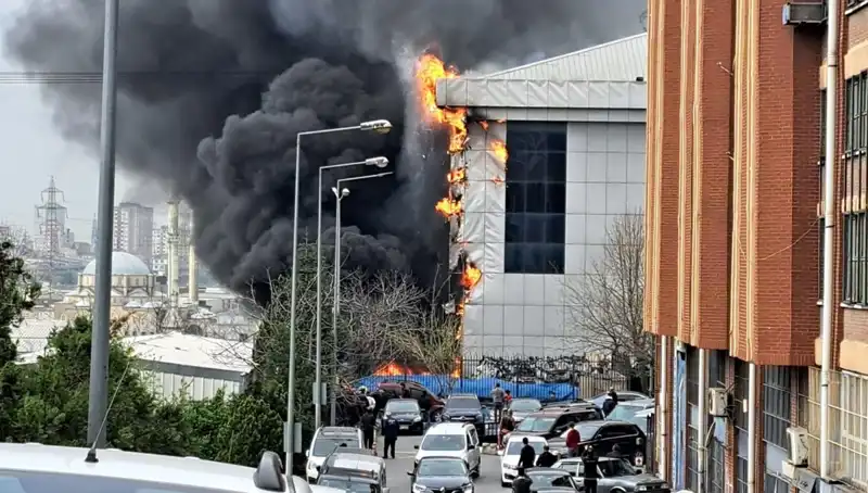 Başakşehir Sanayi Sitesinde Çıkan Yangın Korkuttu, İtfaiye Ekipleri Seferber Oldu