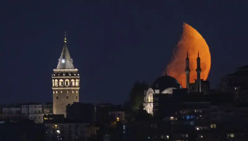 İstanbul'dan Yarım Ay Göz Kamaştırdı: Gecenin Büyüsü