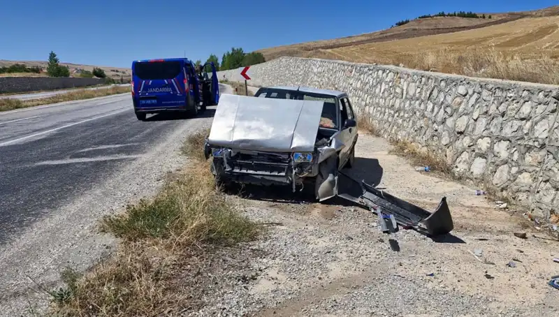 Kontrolden Çıkan Otomobil Duvara Çarparak Korku Dolu Anlar Yaşattı