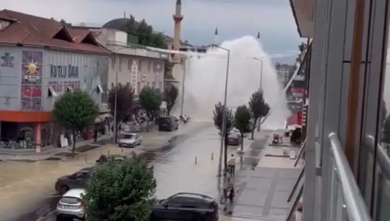 İçme Suyu Hattı Patladı: Şehirde Su Fışkırma Şoku Yaşandı