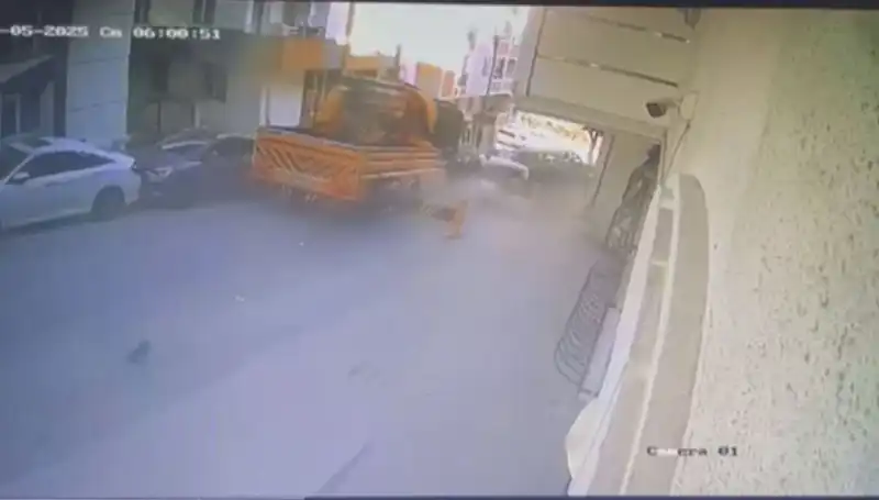 Vinç Kontrolden Çıktı: 23 Araç Devrildi, Kaza Anı Gözler Önünde Yaşandı