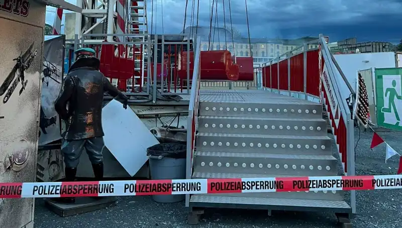 Dönen Salıncak Reklam Direklerine Çarptı: Çocuklar Facianın Eşiğinden Döndü!