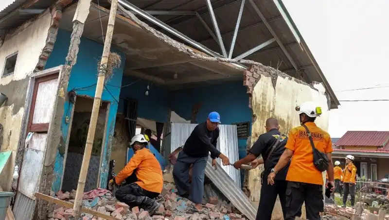 Endonezya'da 5,7 Büyüklüğünde Deprem: 8 Ev Çöktü ve Yıldızlar Kayboldu