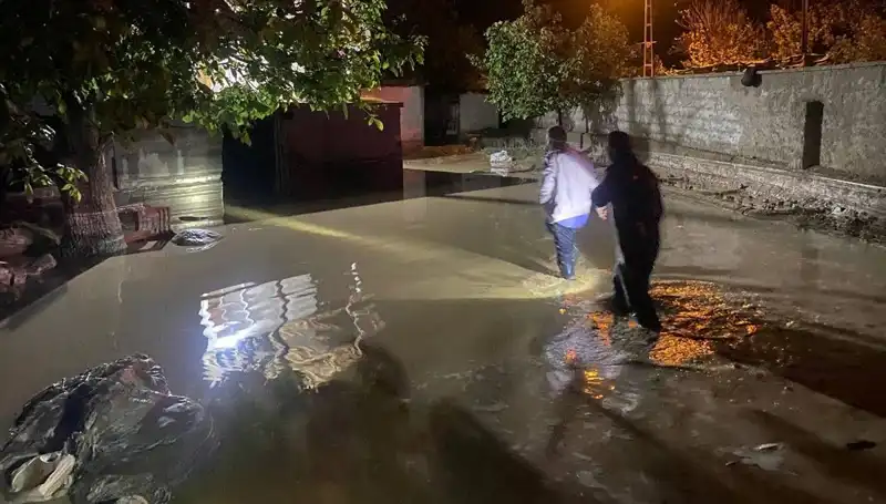 20 Dakikada Yağış, Evleri Sel ve Çökmeye Sürükledi!