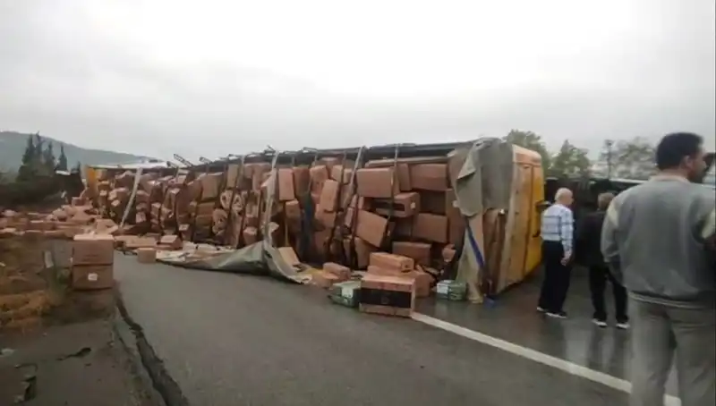 TEM'de Feci Kaza: TIR Devrildi, Ankara Yolu Trafiğe Kapandı