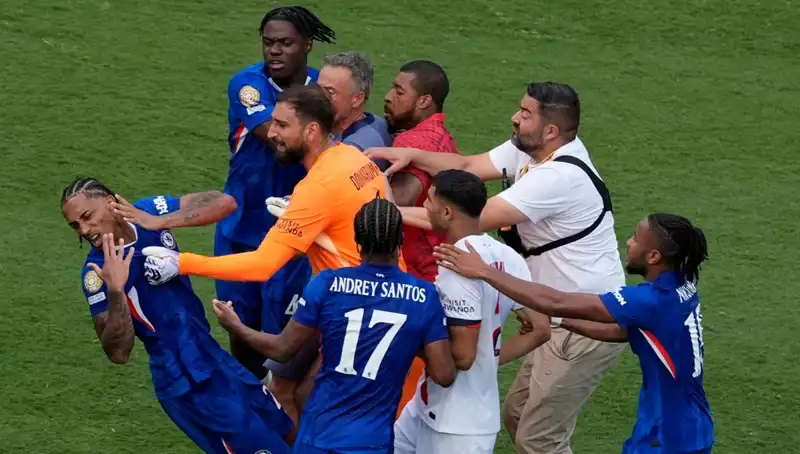 Dev finalde ne oldu? Teknik direktörden futbolcuya yumruk olayı!