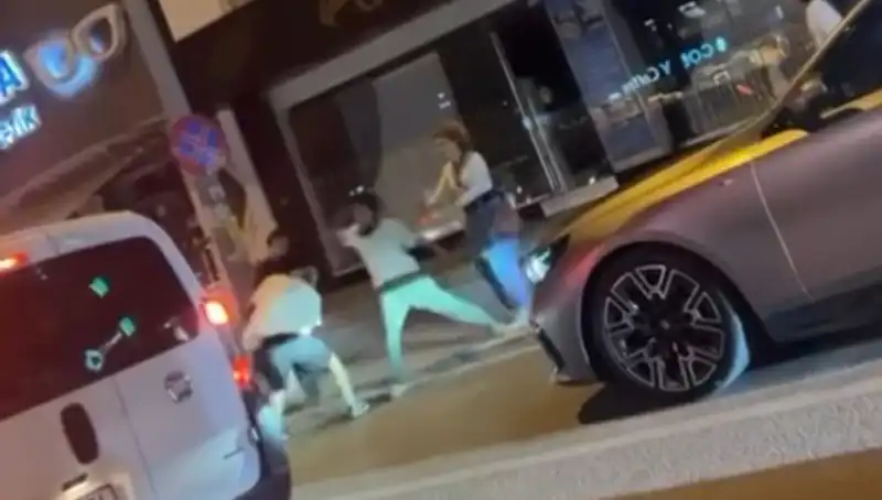 Cadde Boks Ringine Dönüşün Heyecanı: Yumruklar Havada Uçuştu