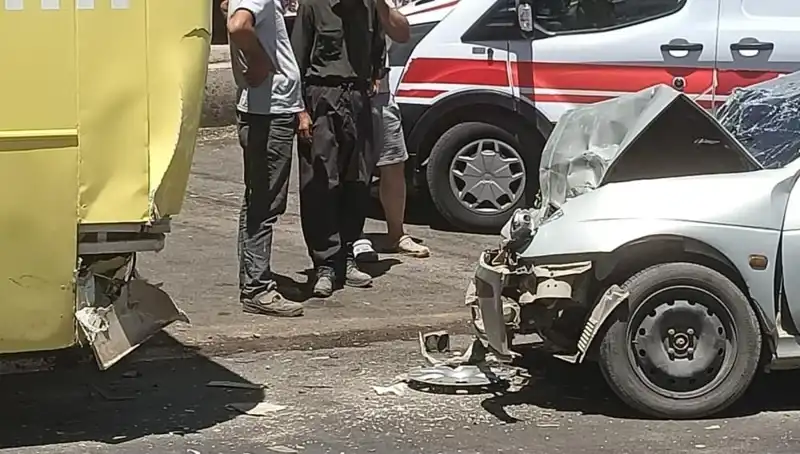 Halk Otobüsü ve Otomobil Çarpıştı: İki Yaralı Var!
