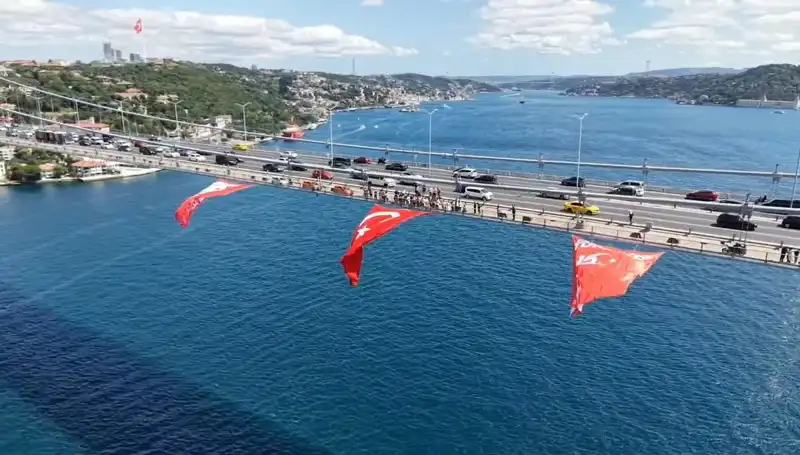Türk Bayrağı, Tarihi Köprüde Gururla Dalgalandı