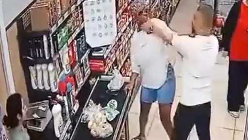Markette Kasa Sırasında Şok Eden Olay: Annesinin Önünde Kadına Saldırı