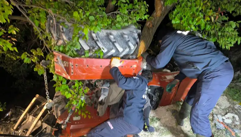 Kontrolden Çıkan Traktör Devrildi: İçinde Acı Bir Kayıp Var