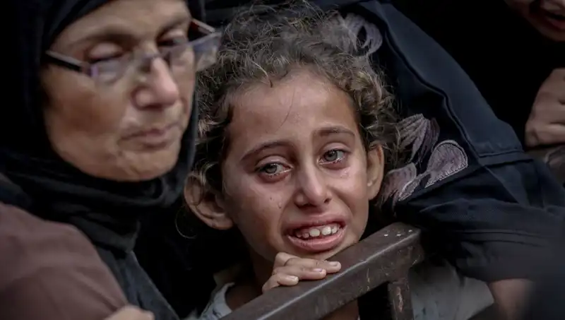 Gazze’de Açlık Krizi: Şok Edici Görüntüde Asker Yemekleri Toprağa Gömüyor