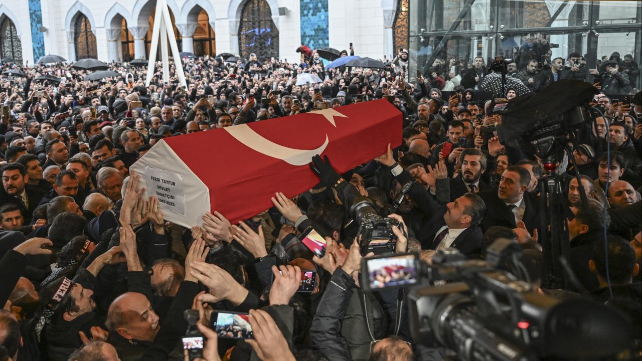 Türk sinemasının usta ismi Ferdi Tayfur son yolculuğuna uğurlandı