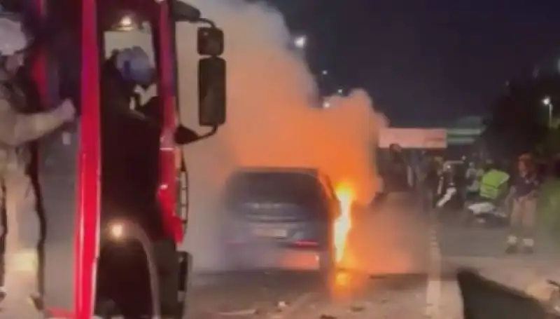 Otoyolda Bariyerlere Çarpan Araç Alev Alev Yandı: Korkunç Kaza Anları