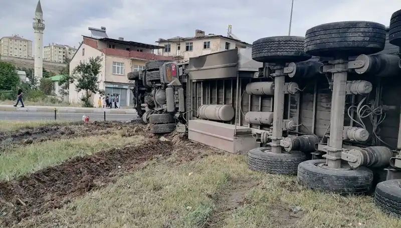 Freni Boşalan TIR Dehşet Saçtı: Erzurum’da Korkunç Kaza Detayları