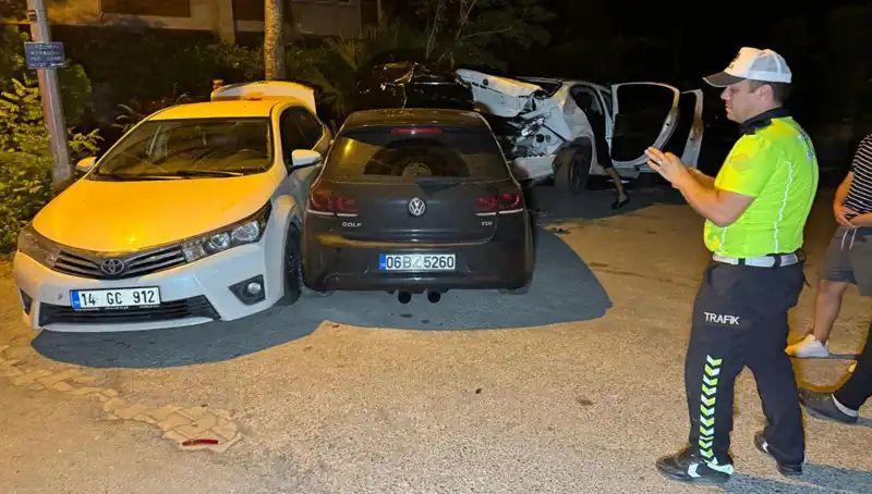 Alkolün Kurbanı: Alkollü Sürücü Üç Araca Çarptı, Sokağı Karıştırdı