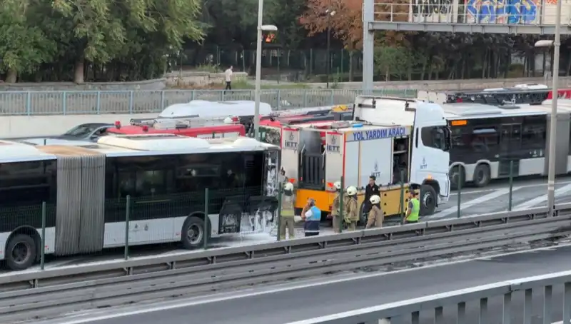 İstanbul'da Metrobüs Yangını: Trafikte Çile Dolu Anlar Yaşandı