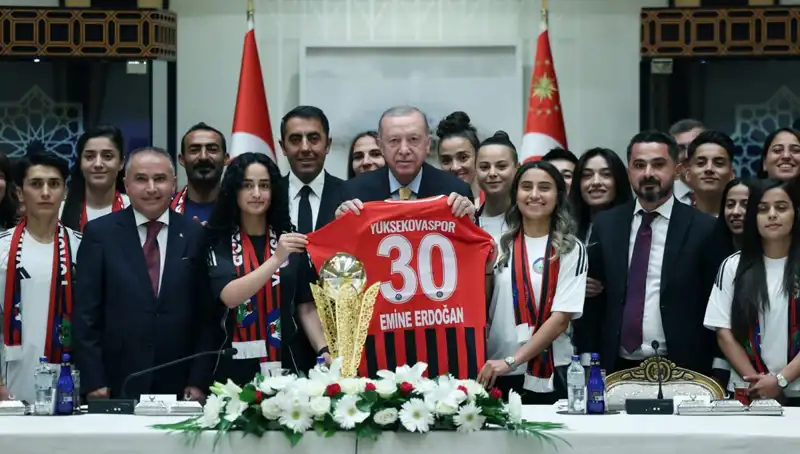 Cumhurbaşkanı Erdoğan, Yüksekovaspor Kadın Futbol Takımı’nı Tarihi Bir Ziyaretle Onurlandırdı
