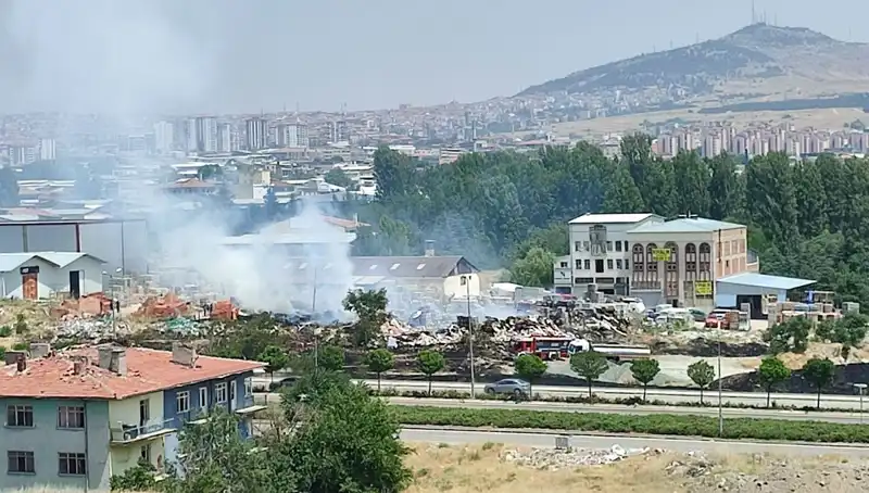 Otluk Alanda Çıkan Yangın, Depoyu Küller Haline Getirdi