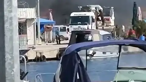 Tuzla Balıkçı Barınağında Korkutan Lastik Yangını: Vatandaşlar Endişeli