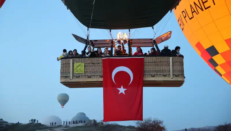 Kapadokya'yı Kırmızı-Beyaz’a Boyayan Balonlar: 23 Nisan Coşkusu