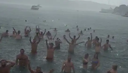 İstanbul'da Yağmura Rağmen Bebek'te Denize Girenlerin Dikkat Çeken Sevgi Hikayesi