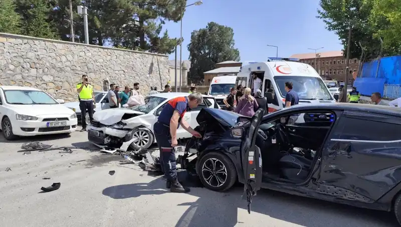Bitlis'te Meydana Gelen Trafik Kazasında 10 Kişi Yaralandı