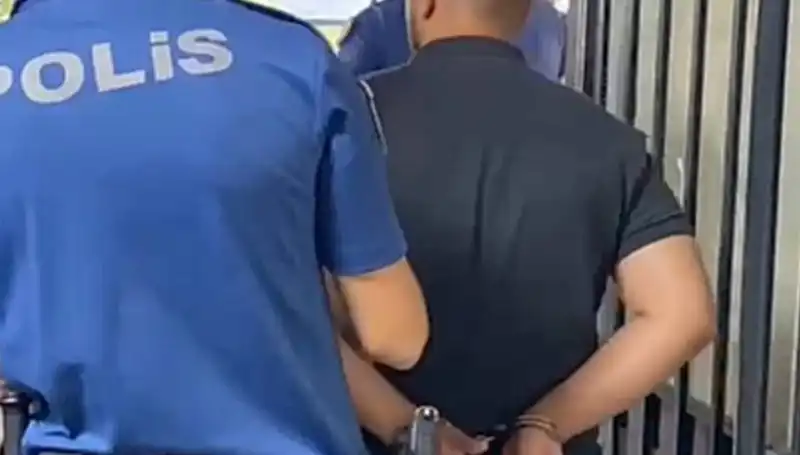 İzmir'de Polise Saldıran Şahıs Yakalandı: Çarpıcı Detaylar Ortaya Çıktı