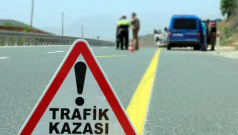 Otomobil ve Hafif Ticari Araç Çarpışması: Altı Kişi Hayatını Kaybetti