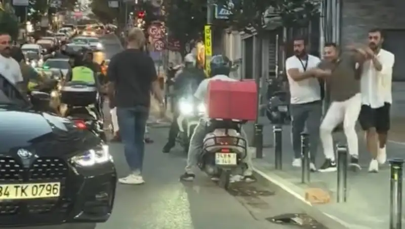 Nişantaşı'nda Yol Verme Kavgası: Kadına Sopayla Saldırı Yaşandı