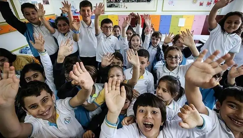 9 Günlük Tatil Sonrası Okullarda Zil Yeniden Çalıyor: Öğrenciler Heyecanla Dönüyor