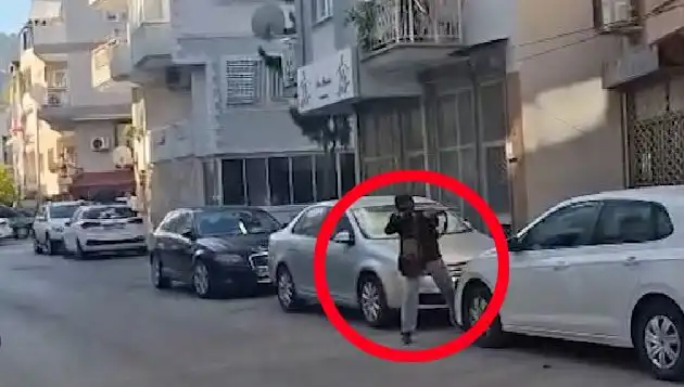 İzmir'de Silahlı Saldırı: O Anlar Güvenlik Kamerasına Yansıdı