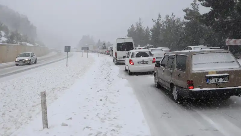 Kar Yağışı Denizli-Antalya Kara Yolunu Kapattı, Trafik İhtiyaç Duyuldu!