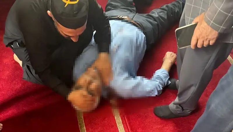 Camide Namaz Kılarken Bıçaklanan Adamın Şok Edici Hikayesi
