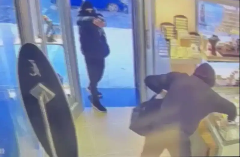Ümraniye'de Şok Soygun Girişimi: 5 Maskeli Silahlı Şahıs İfakti