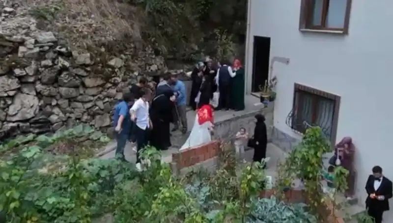 Kanlı Düğün: Aniden Paniğe Yol Açan Saldırı ve Kaçış Anı