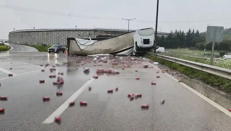 TIR Kazasında İçkiler Yola Saçıldı, Şans Eseri Yaralanan Yok!