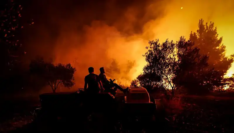 Çanakkale Orman Yangını Kısa Sürede Büyüyerek 785 Kişiyi Tahliye Ettirdi
