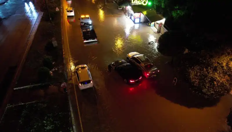 Adana'da Sağanak Yağış Felaketi: Cadde ve Yollar Sular Altında Kaldı